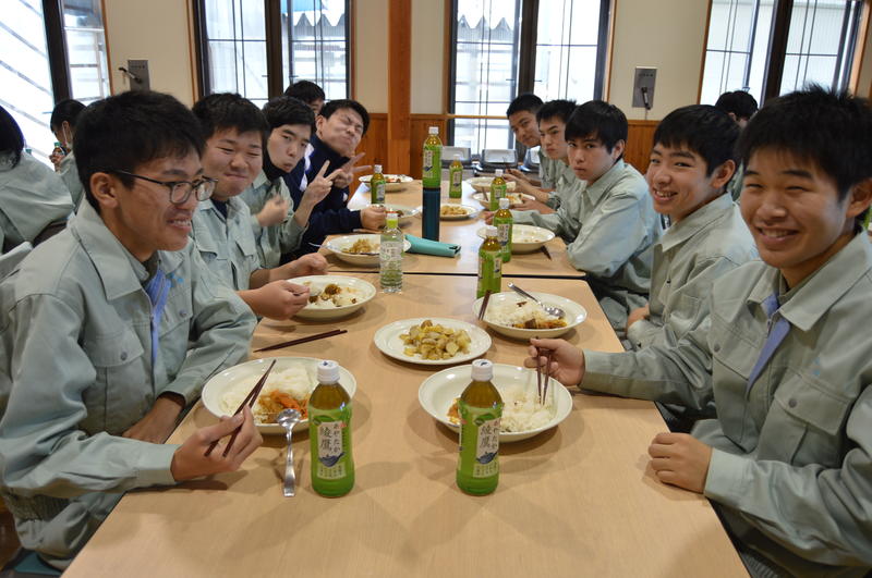 直会　みんなで作った恒例のカレーとフライドポテトを鶴翔会館でいただく