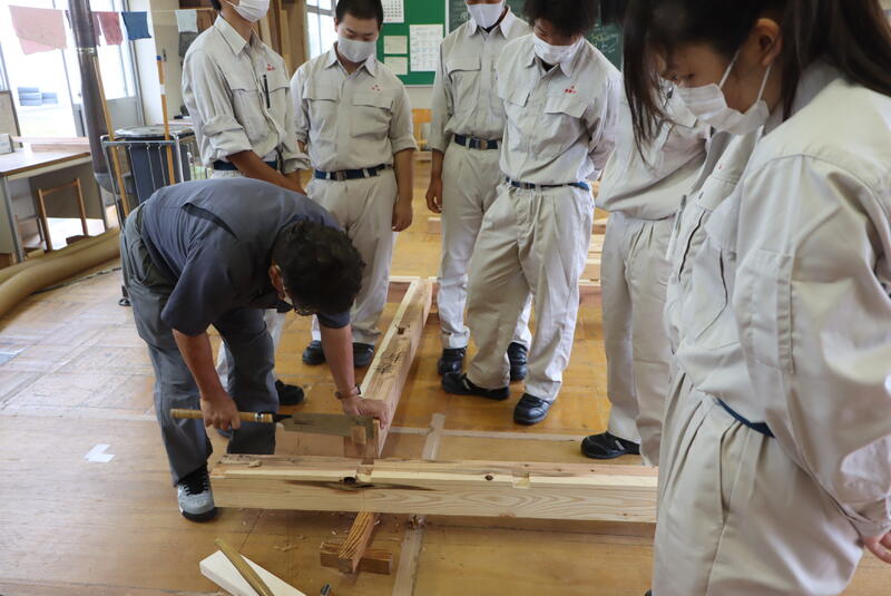 梁の地組をし、蟻の加工不足を確認して手直しをしているところ。