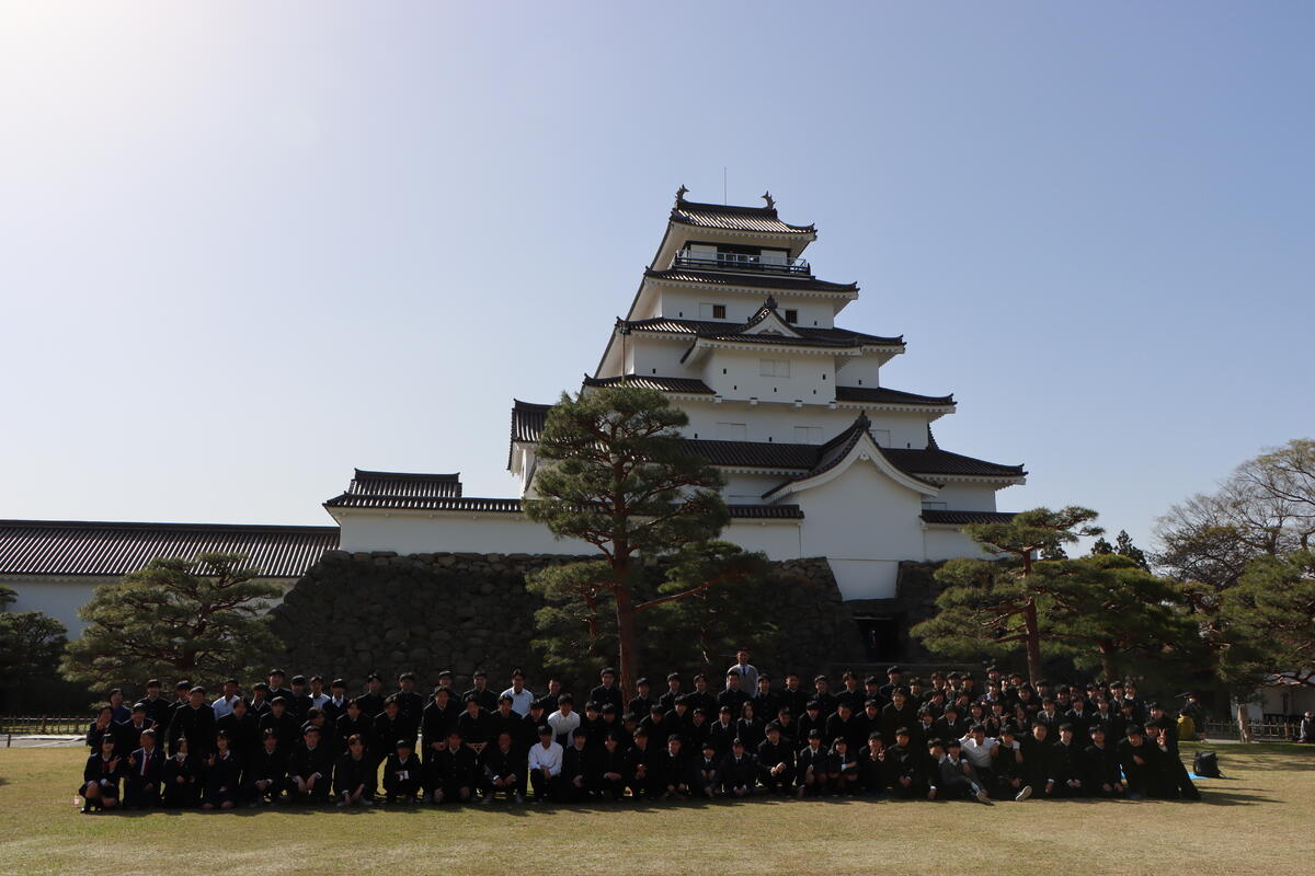 鶴ヶ城をバックにして全学年での集合写真