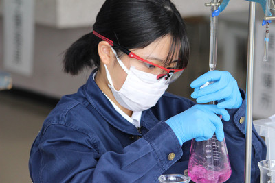 ものコン　化学分析部門写真01　水中のCa濃度を滴定分析しています